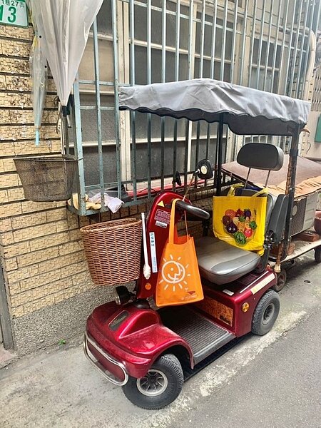 吳振明為行動不便的里民添購電動自行車。/攝自周希雯