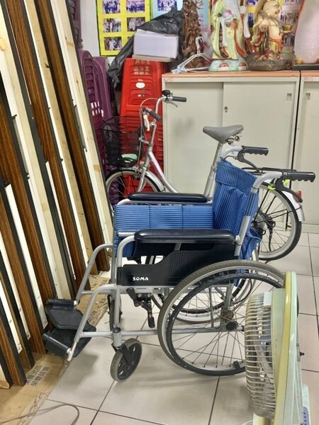 里辦放置輪椅及拐杖供有需要的人借用。/攝自周希雯