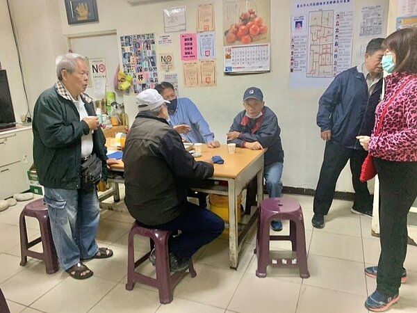 不少里民聚在里辦喝茶聊天。/攝自周希雯