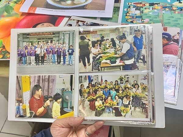 吳振明將每次活動所拍攝的照片沖印出來並放入相冊。/攝自周希雯