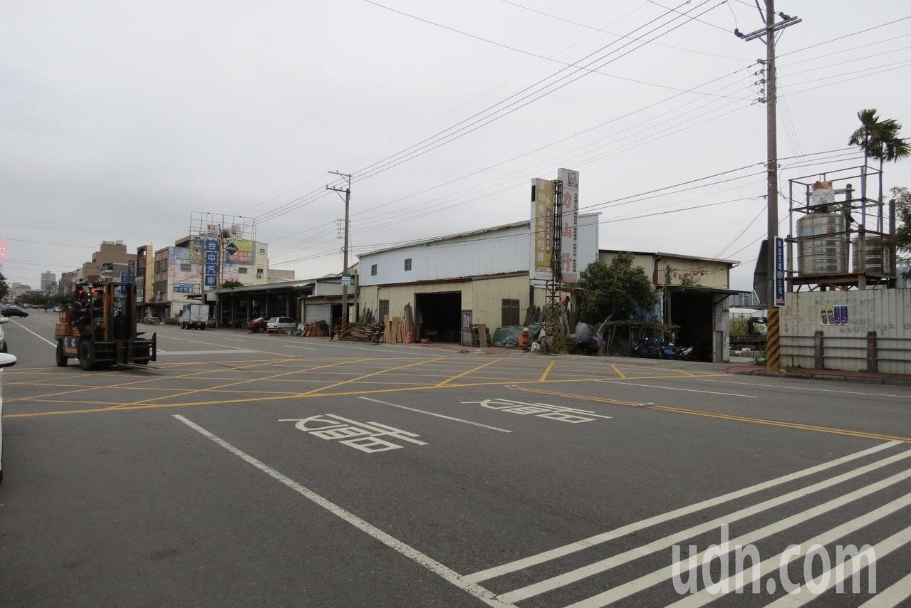 台中市議員楊正中因台中市西屯區協和里安和路段近期車禍頻傳,半年來造成三人死亡,今天邀請台中市政府相關單位會勘。記者趙容萱/攝影