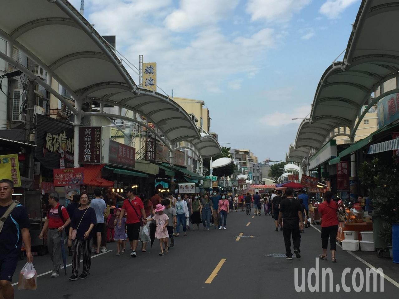 一名網友詢問高雄友人，高雄有哪些好玩的地方，但對方卻只回答「沒有」，令他相當無奈也吸引不少網友分享自身經驗。圖為高雄旗津街。記者楊濡嘉/攝影