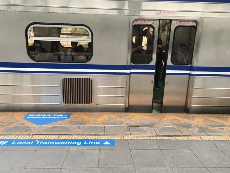 台鐵車門與月台排隊線時常對不準，乘客被迫追著列車門跑。 記者吳姿賢／攝影