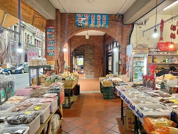 李香亭糕點鋪是旅客到迪化街後必定造訪的百年店家。攝自周希雯