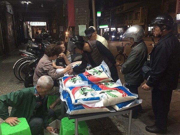 陳豐祥自籌經費,在每月的農曆十五發放清寒戶十斤的米。/里長陳豐祥提供