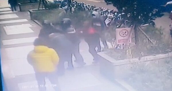 新竹縣竹北市昨天中午發生外送員毆打社區保全事件,一名Uber Eats外送員因送餐地址有誤,保全拒收餐點,外送員竟動怒推打保全。圖/蔡蕥鍹提供