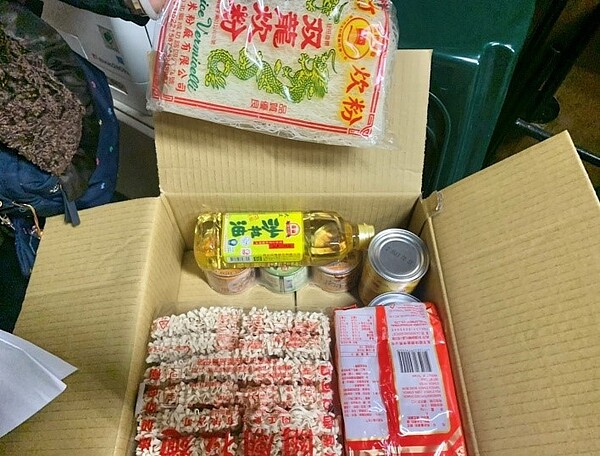 箱內有麵條、食油、罐頭食品等物質。圖／攝自周希雯