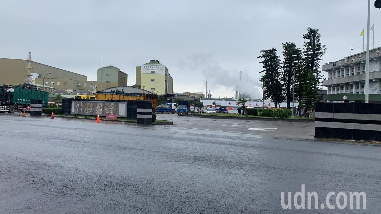 福懋(1434)傳出污廢水排放,造成雲林斗六的虎尾溪被染成「紅色多瑙河」,今(7)日遭雲林環保局依水污法合併重罰2,000萬元,並勒令停工。記者陳苡葳/攝影