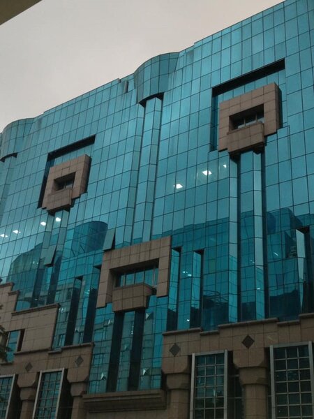 網友發現「三重園區」的外牆設計像一張哭臉。圖／截自《新·路上觀察學院》