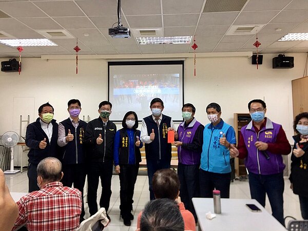 社會局長彭懷真致贈加菜金,並向社區長輩說明老人健保補助情形。圖/台中市政府提供