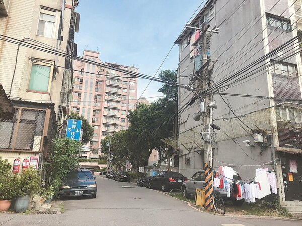 台北市住宅巷弄中仍可見密密麻麻的架空纜線。圖／新工處提供