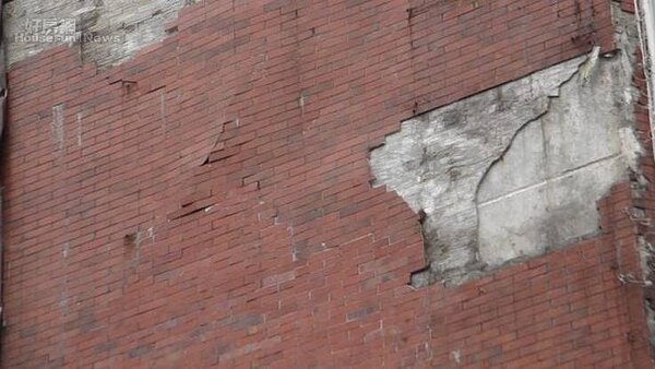 外牆磁磚因氣候熱漲冷縮造成掉落,不僅影響美觀,更可能砸傷用路人。照片戴雲發提供