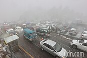 合歡山今年首度下雪　武嶺交通大打結