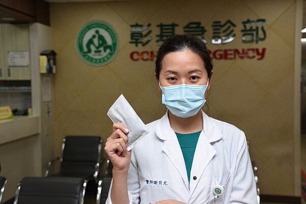 民眾常用的暖暖包看似沒有殺傷力的發熱器具,彰化基督教醫院急診暨重症醫學部副主任謝貝尤表示,其實一樣會造成低溫燙傷,可考慮在外層再包一層毛巾或比較厚的布,可以放在口袋裡。圖/彰化基督教醫院提供