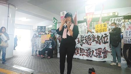 黃春香提到家中被迫拆遷，聲淚俱下陳述沒人理黃家訴求。（程炳璋攝）