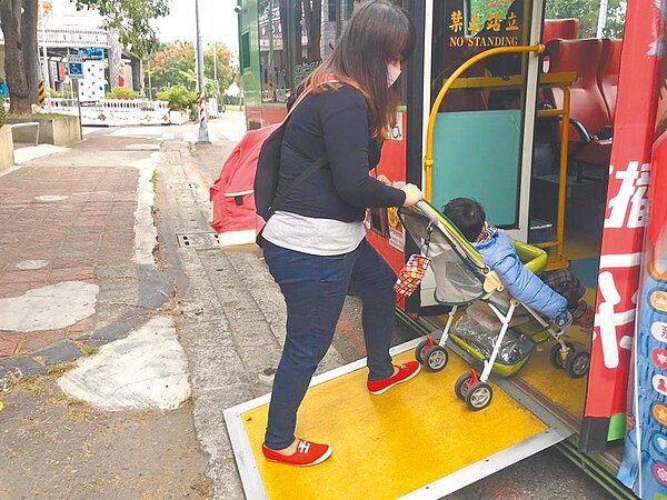高市無障礙公車數量,已從105年的258輛增加到514輛,成長幅度接近1倍,成長率是六都之首。(高市府交通局提供/洪浩軒高雄傳真)
