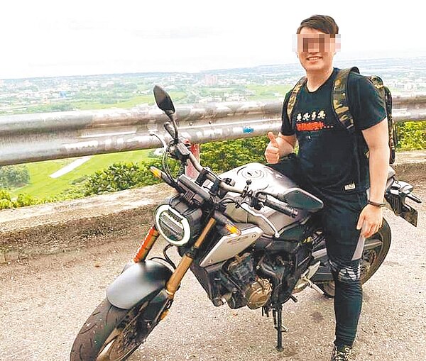 從小立志當飛行員的陳姓男子,卻在乘坐輕航機時意外喪命,讓家屬難以接受。圖/取自臉書