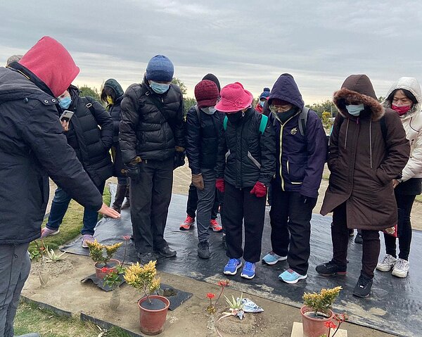 彰化社大樂齡學員參觀埔心鄉第五公墓樹葬區。圖/彰化社大提供