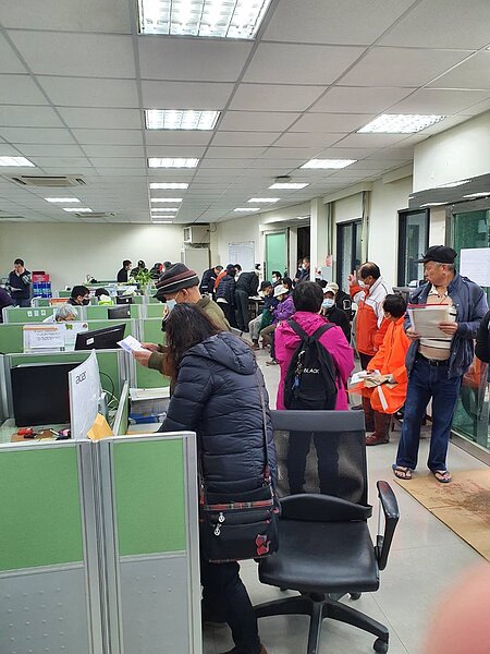 農田水利署桃園管理處7日起受理停灌補償申請,雖然寒流來襲,還是有不少農民到工作站申請。圖/農田水利署桃園管理處提供