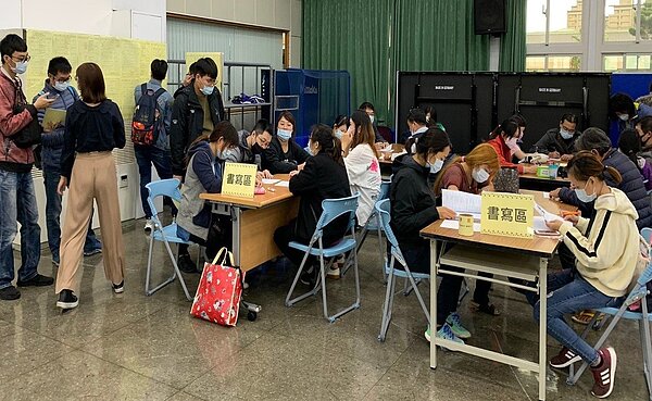 桃園市政府就業職訓服務處為協助待業市民順利求職、轉職,1月份規畫7場徵才活動,總計將釋出5千個多元職缺。圖/桃園市就業職訓服務處提供