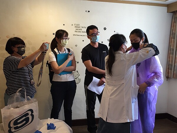 台中市政府已成立26處居家檢疫替代所,共1538間房,目前收住率約5成5。圖/中市府觀旅局提供