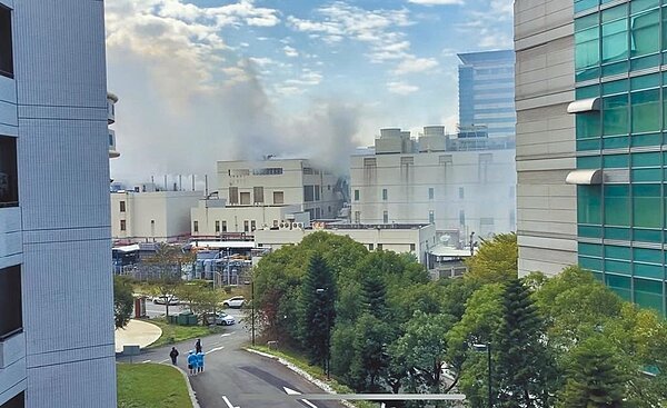 竹科聯電力行廠區9日發生內部跳電事件,廠方啟動緊急發電機而冒出煙霧,造成一場虛驚。(摘自Shyhank Skyhank上傳Youtube/陳育賢新竹傳真)