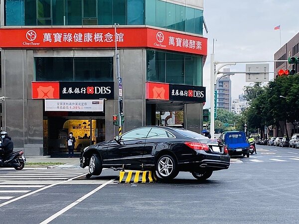 台北市警方指出,忠孝東路增設「行人庇護島」守護行人安全,駕駛人轉彎時務必小心。記者廖炳棋/翻攝