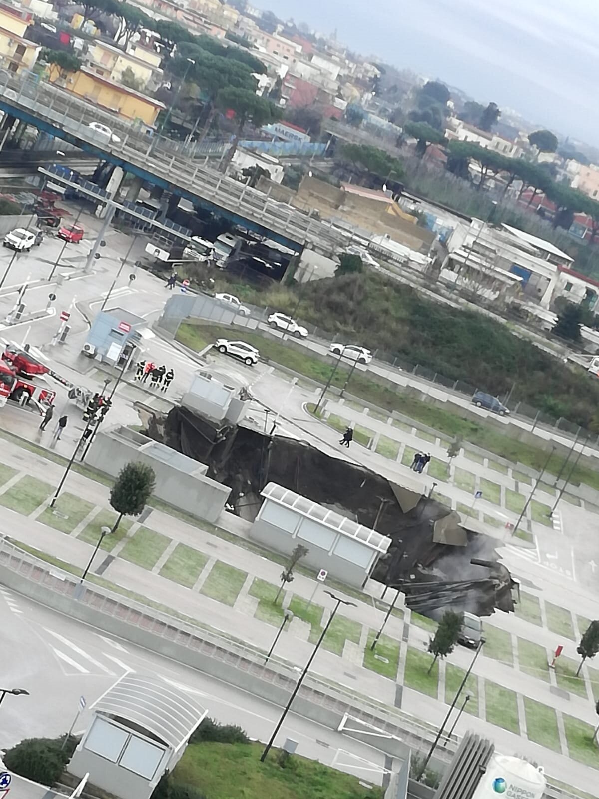 義大利南部那不勒斯一間醫院停車場在當地時間8日上午6時30分突然出現面積約618坪、深度達20公尺的天坑。圖/截自推特@Phiodem