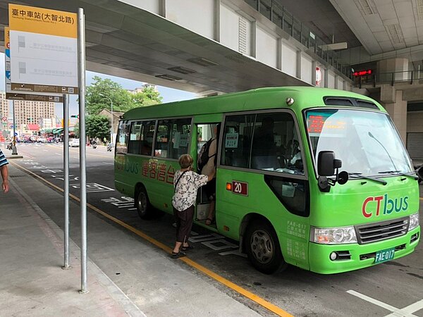 台中市交通局在「台中公車App」和「台中市即時公車動態系統」網頁推出「站牌異常報修」功能,民眾遇有損壞、塗鴉或張貼圖片的公車站牌,可透過手機App或網頁即時上傳報修。圖/台中市交通局提供