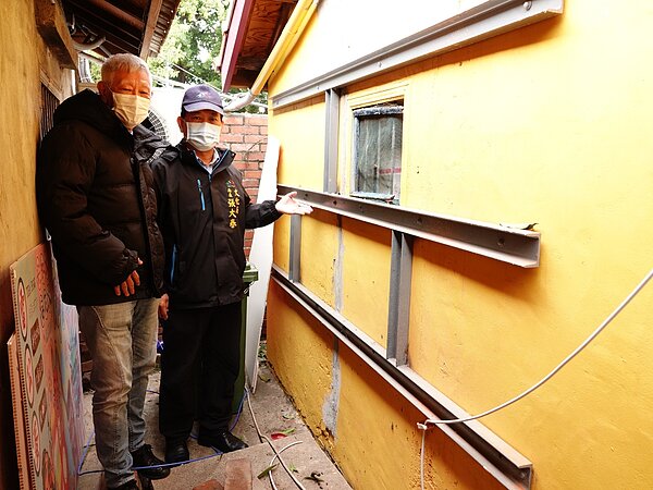 文化局長張大春會同結構技師會勘彩虹村建物安全。圖/台中市文化局提供