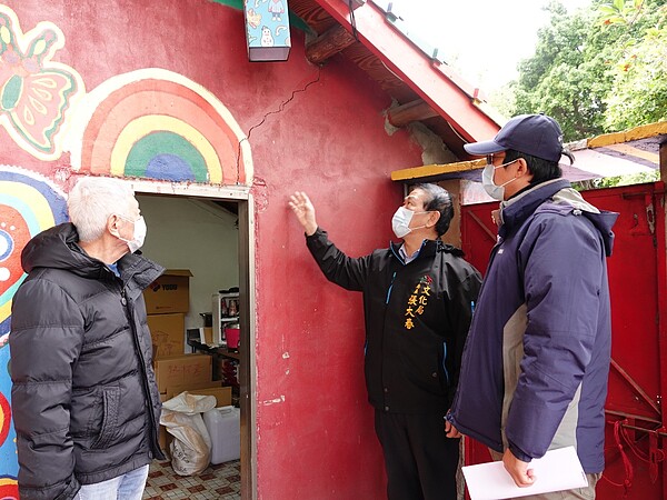 文化局以鋼架加固彩虹村牆體。圖/台中市文化局提供