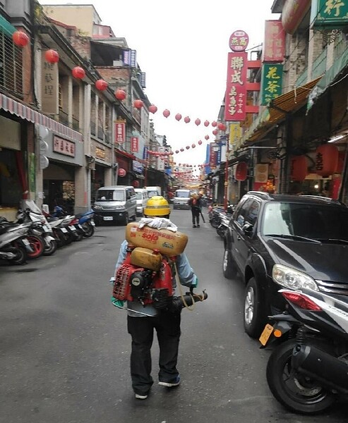 大同區永樂里與清潔隊合作，定期消毒整個社區。（圖／林宗穎提供）
