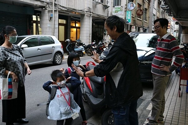 林宗穎與永樂里居民們總是相處融洽，有如朋友般親近。（圖／郭思妏攝）