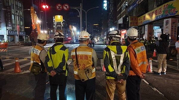 北市勞動局長陳信瑜表示,公共工程是營造業領頭羊,應帶頭示範,引領民間工程一齊朝「零災害」方向邁進,圖為去年小年夜中正橋拆除工程夜間檢查。圖/北市勞動局提供