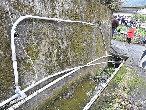 南投縣竹山鎮中正巷內坑、中山路新耕2聚落無自來水，上百戶居民長年接管使用山泉水。圖／南投縣政府提供