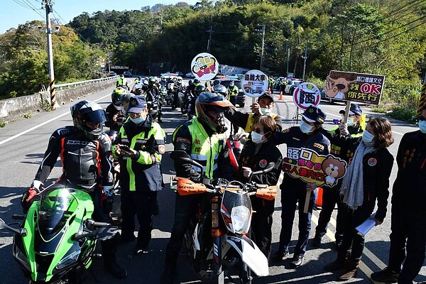 苗栗縣副縣長鄧桂菊10日上午率環警監在台3線獅潭鄉路段,「防制大型重機飆車、噪音、改裝」專案聯合稽查,近1個小時舉發28件超速等違規。圖/苗栗縣警察局提供
