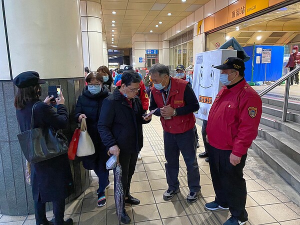 消防局平安宣導員進行防範室內一氧化碳中毒宣導。圖/新北市消防局提供