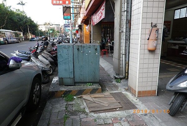 新北市板橋國慶路人行道變電箱改善前。圖/新北市工務局提供