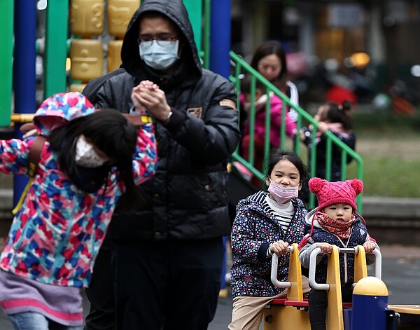 太陽昨天露臉,天氣短暫回溫,但今天又有寒流襲台,全台氣溫將「溜滑梯」。記者侯永全/攝影