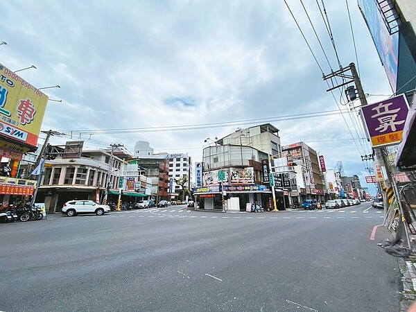 花蓮市中華路、林森路、榮正街、德安一街為六叉路口，車流量較大，今起號誌改為四時相，減少車禍肇事率。 記者王思慧／攝影