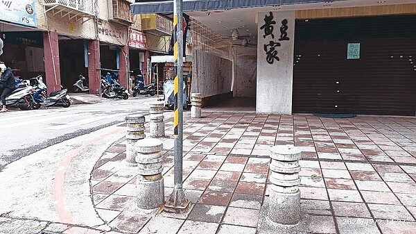 台北市不少人行道車阻間距少於90公分，致輪椅族難通行。圖／台灣身心障礙者人權監督聯盟理事長張學恒提供