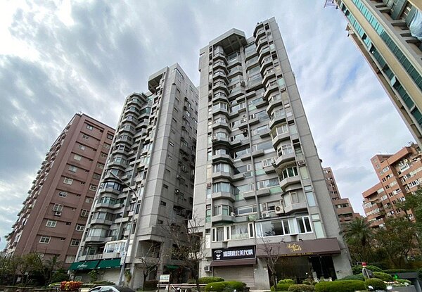 依依家豪宅外觀。圖/依依提供