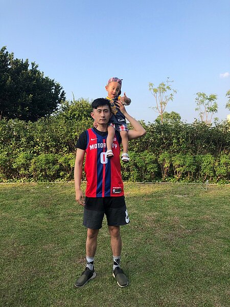 李興全指出，自己當時也很緊張，能想到的就是盡量安撫女子情緒，才會說出「我的腿給妳躺」，並沒有想太多，也很高興女子送醫後沒有大礙。圖／新北市三峽分局提供