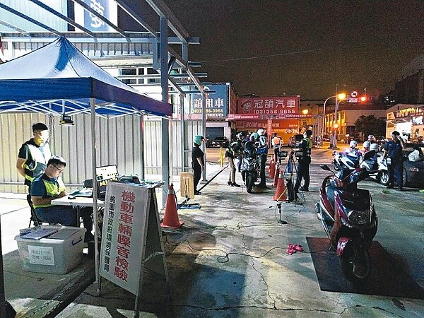 桃園環警監109年度聯合稽查執行154場次,決定將桃園區、中壢區、平鎮區、龜山區及八德區列為聲音照相取締熱區。圖/桃市府環保局提供