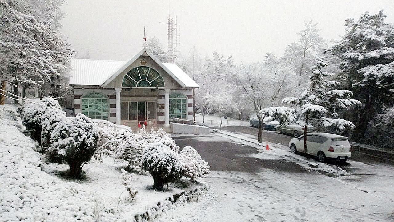 昨氣溫短暫回溫,但今天馬上又會有另波寒流來襲,台南以北下探六度。台東向陽、埡口昨天凌晨降下初雪,積雪約二到四公分。圖/關山警分局提供
