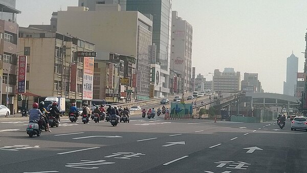 連接高雄南北要道的中博橋預計2月27日到3月8日拆除。圖/聯合報資料照