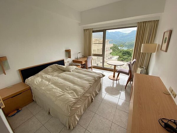 「集中檢疫所真的像有些人抱怨的監獄嗎?」,指揮中心醫療應變組副組長王必勝的回答是「一點也不像監獄喔」,集中檢疫所的設置場地是很多元的,從外觀上看,有渡假風、宿舍風、古典風、軍事風等。圖/王必勝提供