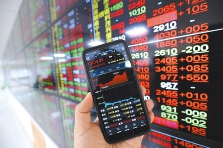 在美股收高帶動及資金行情簇擁下，台北股市7日盤中漲勢擴大，收在15214點，成交值3381.31億元；號子內的螢幕多數個股都是呈現代表漲勢的紅色。（本報資料照片）