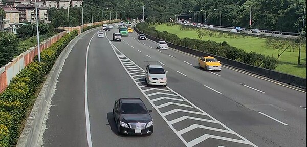 下匝道注意,高速公路槽化線禁止跨越。圖/新北市交通事件裁決處提供