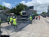 鋪道路採創新科技！全台唯一自動噴油型鋪裝機上線
